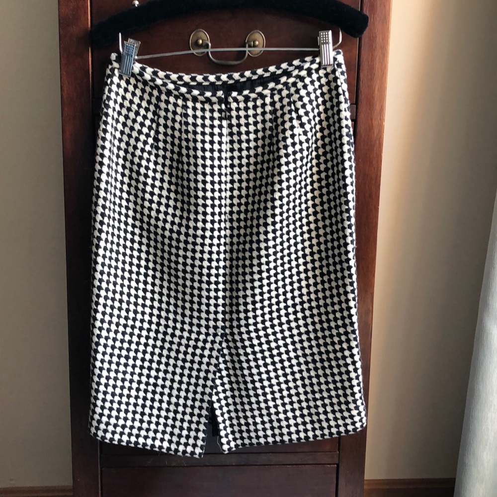 Wool houndstooth-esque pencil skirt from the Loft - Picture 2 of 3